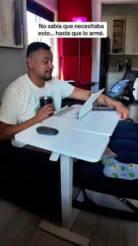 Mesa con ruedas para laptop, altura ajustable y diseño cómodo. Perfecta para cama, sillón o donde sea que te dé la gana trabajar. #mesalaptop #homeoffice #setupcasero #trabajodesdecasa #tiktokdesk #escritoriomovil #minimalsetup #remoteworklife