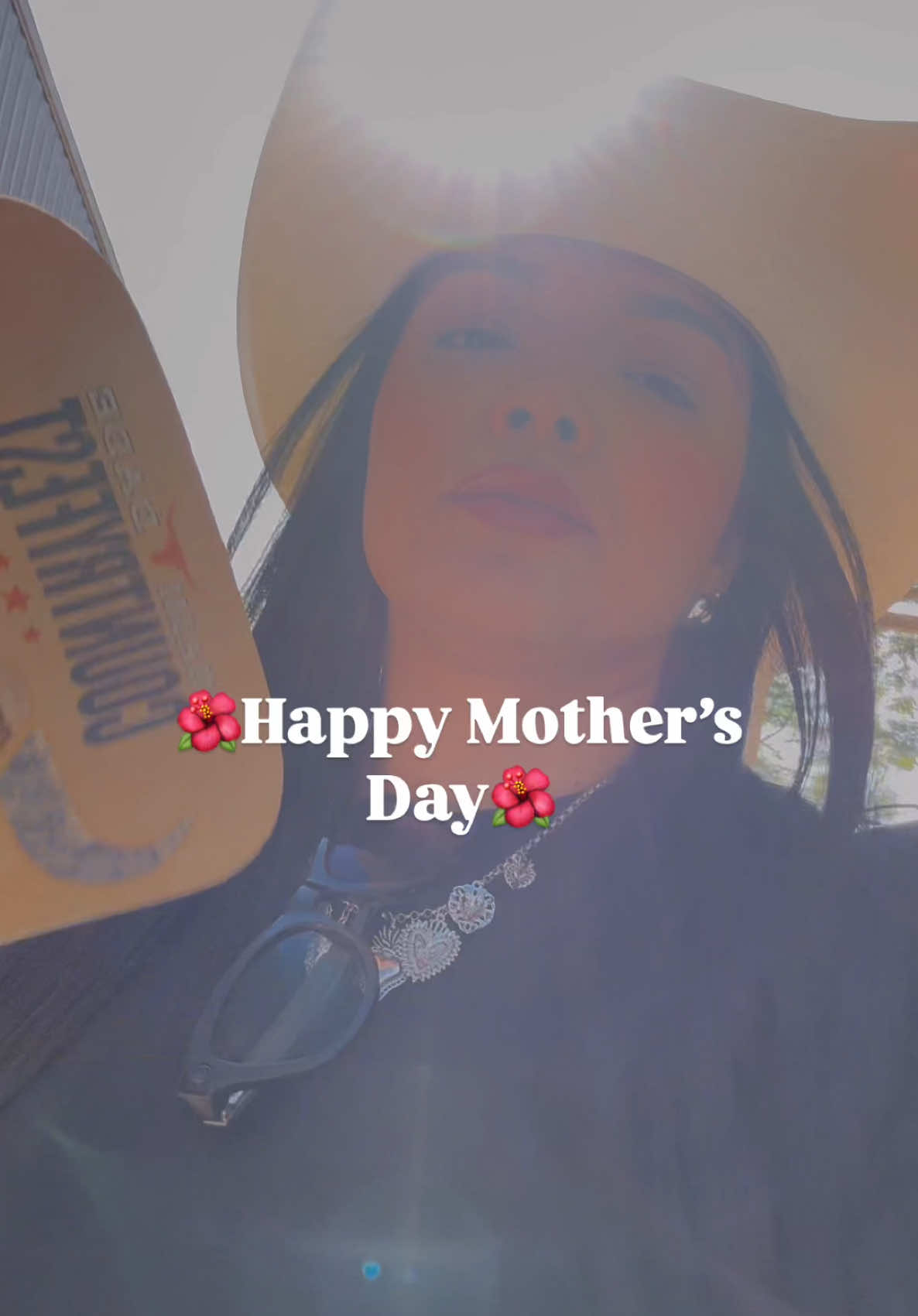 No hace falta que el mundo lo entienda, solo que yo lo sienta. Este post es para las que, como yo, son mamás del alma. Las que aman en silencio, pero con todo el corazón. Happy mother’s day🌺