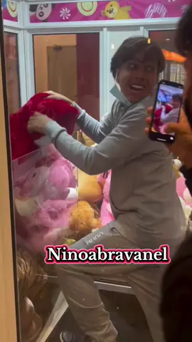 O dia que a moça pegou o ninoabravanel, peguando ursos de pelúcia #nino #ninoabravanel 
