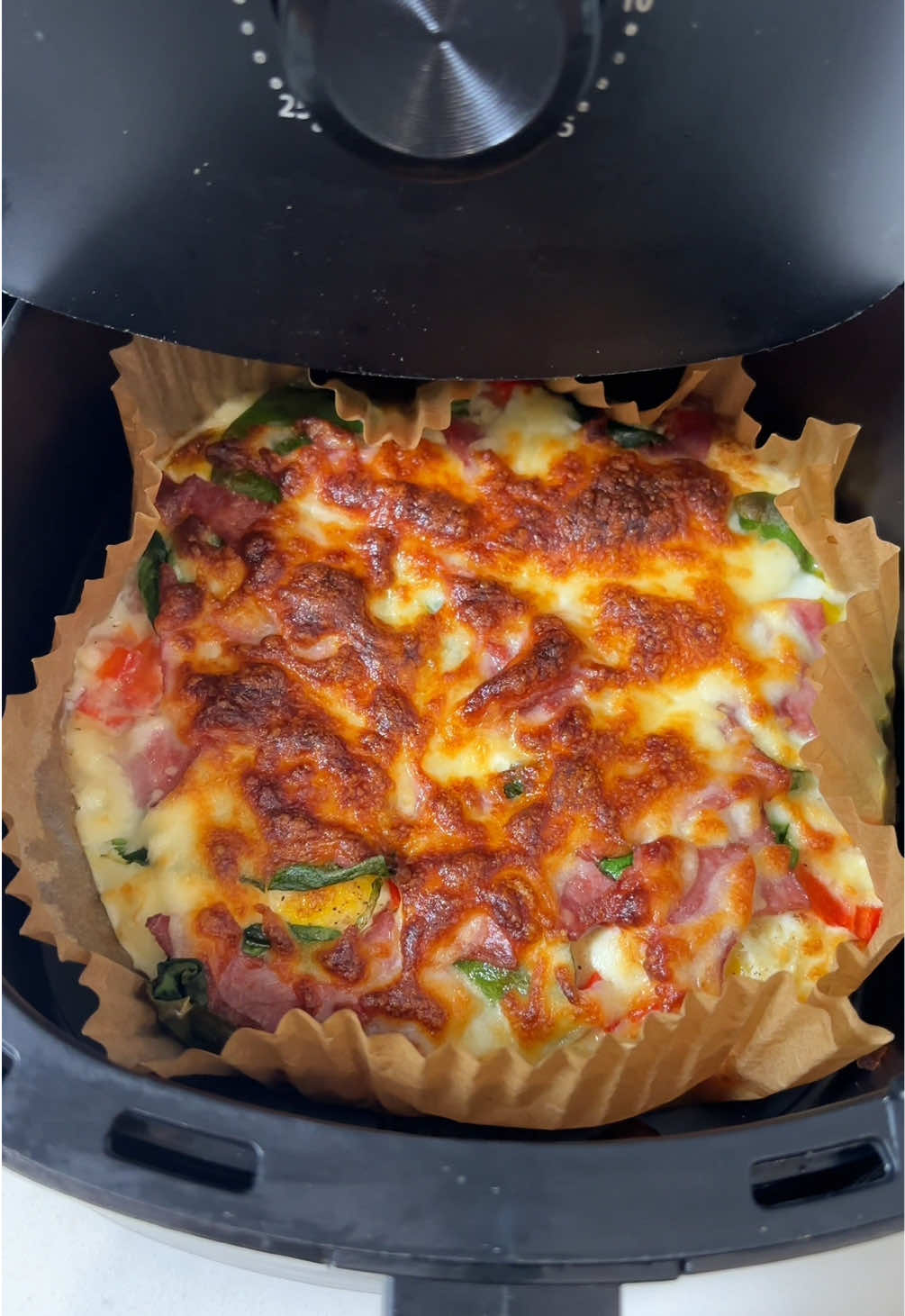 Desayuno fácil y rápido! Esta vez les dejé el link del papel para freidora de aire 🙌 Frittata 🍳 Ingredientes: -4 huevos -Sal, pimienta y ajo en polvo -Pimentón rojo picado -2 tiras de tocineta de pavo  -Espinaca -Queso mozzarella 350°F por 15 minutos y listo!