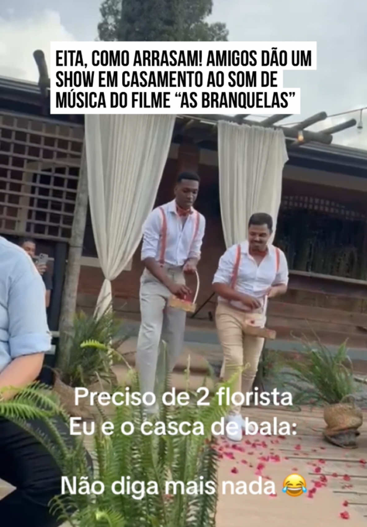 🎊 Tudo que eles precisavam era de uma #cestadeflores e a trilha sonora certa para roubar a cena! Dois amigos, cheios de energia, protagonizaram um dos momentos mais marcantes de um casamento ao entrarem como os “#floristas” mais animados da história. Com roupas combinando, muita pose e uma coreografia afiadíssima, eles dançaram ao som da icônica música do filme “#AsBranquelas” e fizeram um verdadeiro espetáculo no corredor da cerimônia. O show improvisado, mas super ensaiado, conquistou não só os convidados como também os internautas. Nos comentários, só elogios: 
