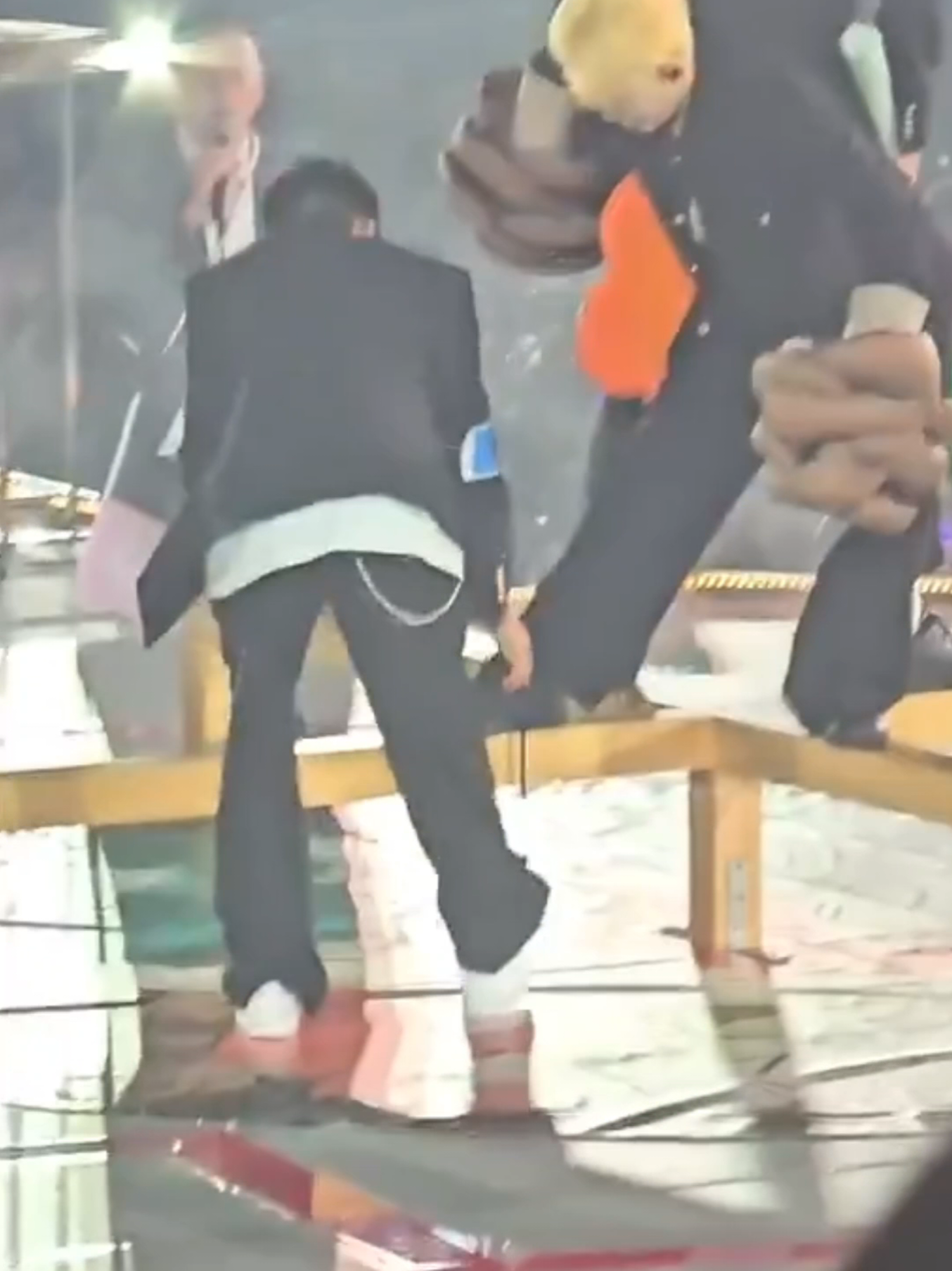 Woozi went up the ledge without noticing his shoelaces were untied. Hoshi, who was already looking at him, noticed right away and went to fix it without Woozi even asking him to 🥹 soonhoon boyfriend things ✨️  fancams by: 全圆幼稚园 (xhx) and yikexiajiao (x) #soonhoon #순훈 #howoo #호우 #hoshi #호시 #woozi #우지 #seventeen 