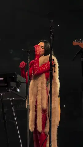 ¡DUA LIPA CANTANDO EN ESPAÑOL! 🇪🇸 Durante su primera noche del Radical Optimism en Madrid, Dua Lipa presentó cover de la canción Héroe de Enrique Iglesias. 😍✨️💖 Video vía albabaify. #DuaLipa #RadicalOptimismTour #Madrid #España