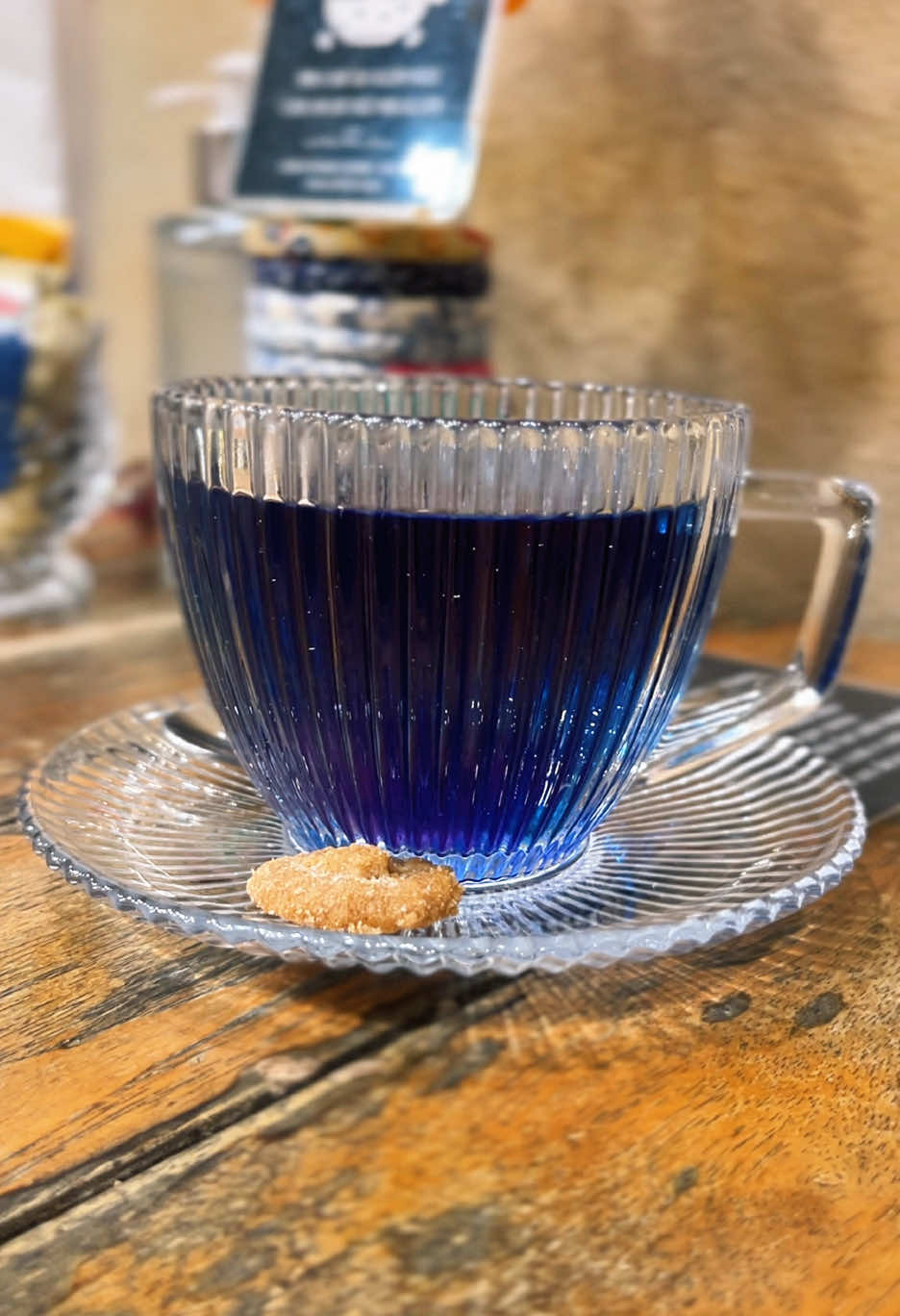 Hoje, em um momento de descanso em uma cafeteria experimentei o chá “Fada Azul”: ele muda de cor quando adicionamos limão. Sim, parece magia, mas é só a natureza sendo maravilhosa mesmo! Me lembrou aquelas cenas de fantasia que eu amo, como se eu estivesse na casa da Galadriel tomando algo preparado por elfos. Delicioso e encantador! @cafedascoisinhas  #coffee #tea #fyp #fypシ゚ #saopaulo #fantasy #fairy #fairytail #tolkien #lotr 