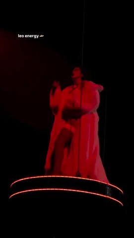 Dua Lipa presentando Love Again en el Radical Optimism Tour en Madrid. ✨️💖😍 Video vía albabaify. #DuaLipa #RadicalOptimismTour #RadicalOptimism #Tour