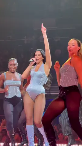 Dua Lipa presentando One Kiss en el Radical Optimism Tour en Madrid. ✨️💖😍 Video vía sergipau_ #DuaLipa #RadicalOptimismTour #RadicalOptimism #Tour 