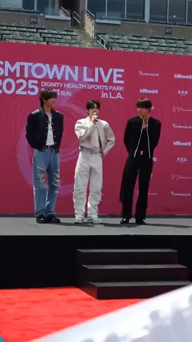 TUAN MUDA SUHO SPEAK ENGLISH 😍❤️ (sKY di Pink Carpet SMTOWN IN LA)  #suho #chanyeol #kai #exo  Cr. brightpeach522