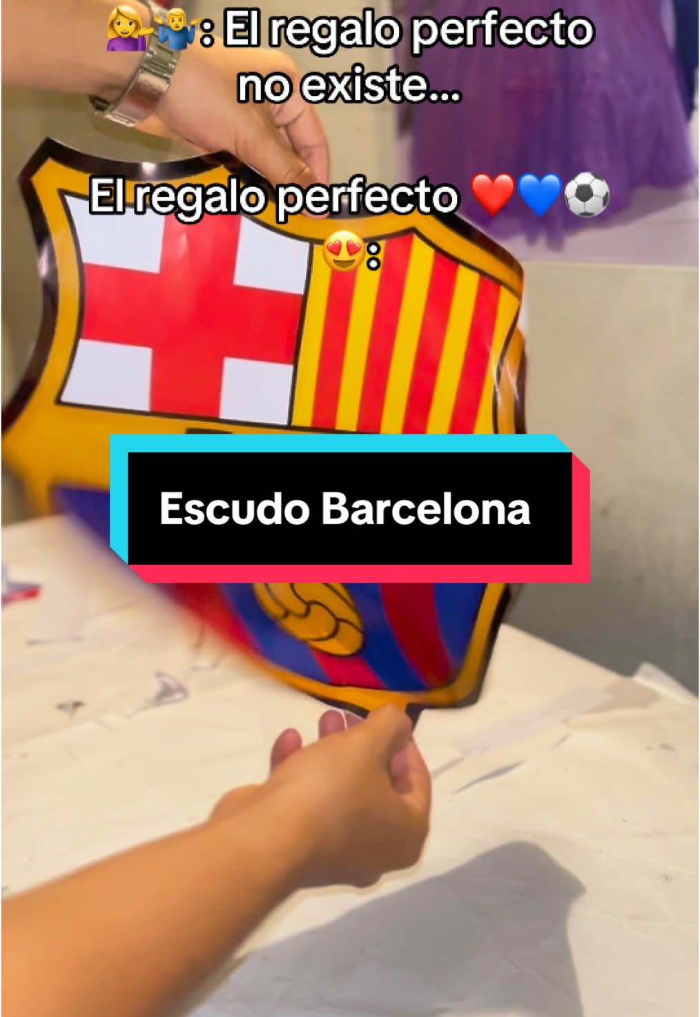 Esta vez es turno de los culés❤️💙⚽️ Escudo del Barcelona, elaborado con madera, resina epoxica y luz neón 🤩 número de contacto: 3123089534📞 o directamente al enlace de mi perfil ➡️➡️ #barcelona #culés #fcbarcelona #cuadrospersonalizados #resinart 