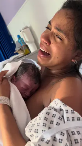 Minha pequena chegou ao mundo #diadasmaes #filhosbênçãodosenhor #força #mulher #londres 