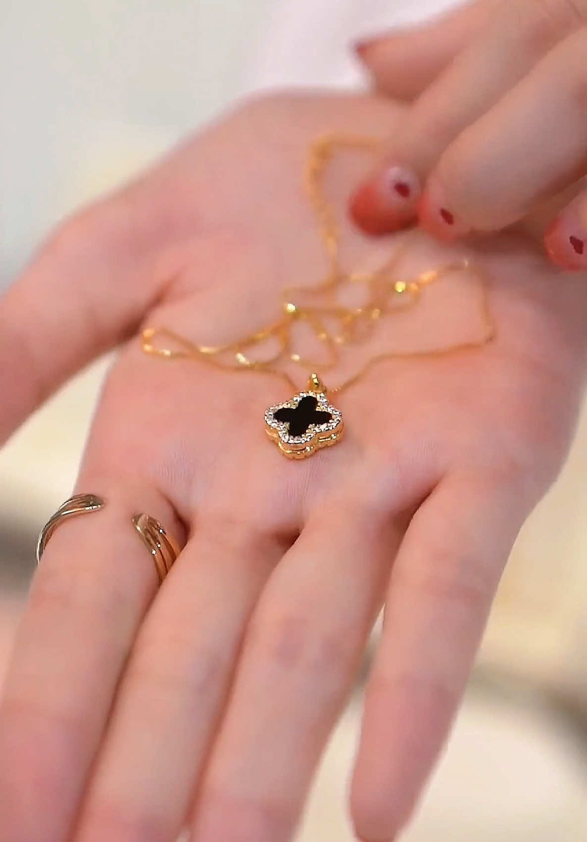 Elegancia en un collar 💎 Trébol VAN CLEEF 🍀 Envíos a todo el Perú 🇵🇪  #vancleef #suerte #jewelry #regalame❤️ #elegancia #peru🇵🇪 #lujo #parejas #collar #enamorados 