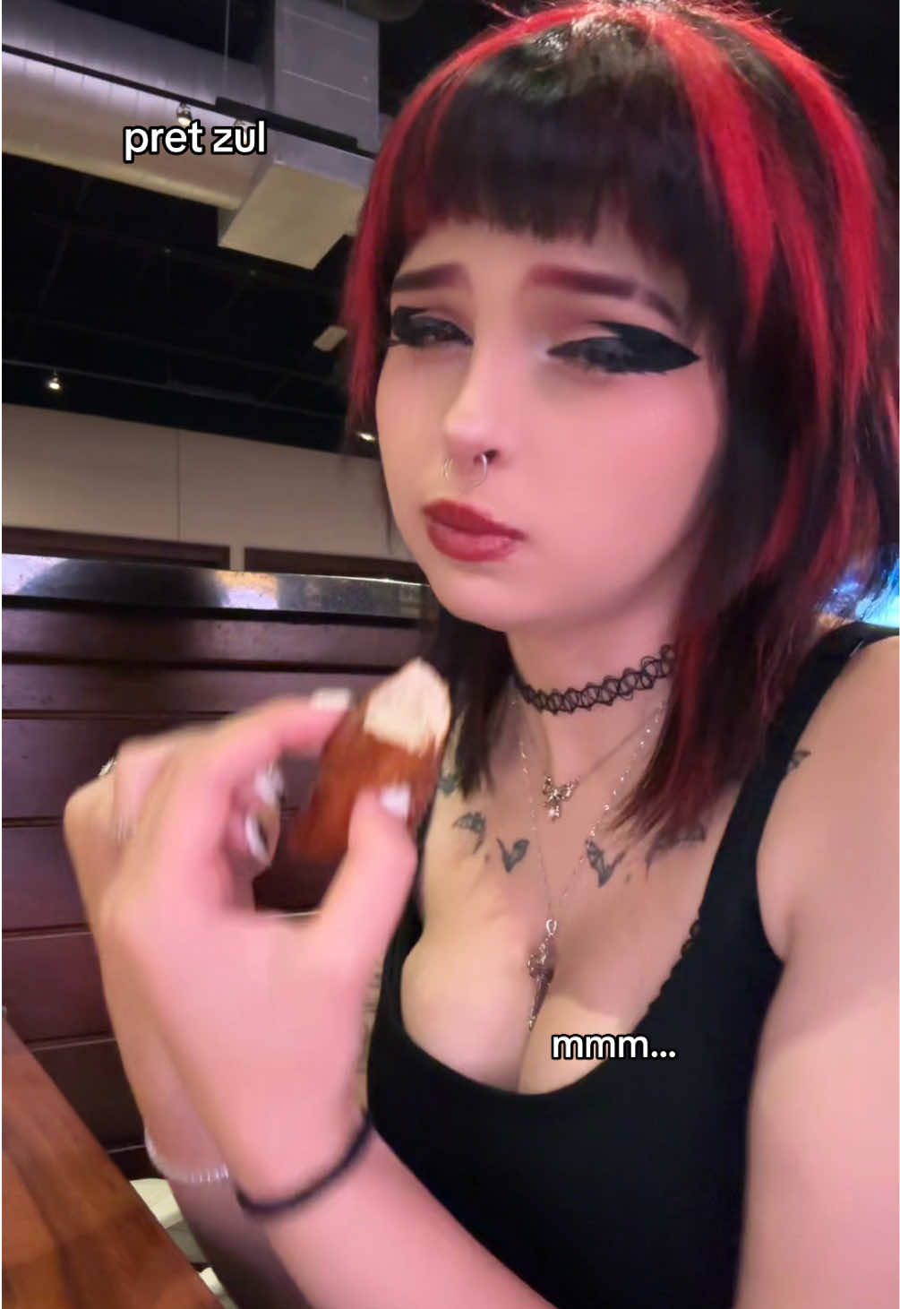 me eating pretzel in 2x speed while fried as heck while at a restaurant enjoy 😊 also new hair lol #fypシ゚viral #fypシ #grungeaesthetic #grungegirl #grungemakeup #grungefashion 
