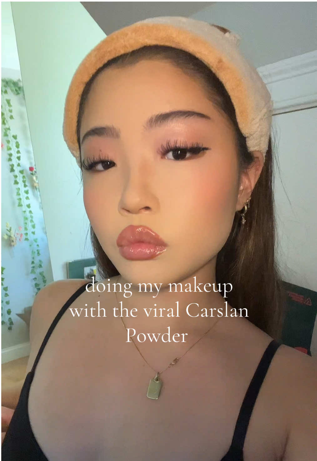 voice reveal 😛 anyways my friend has this powder and i tried it and it was very good so now im telling u to get it too 🫵 #fyp #makeup #makeuppowder #settingpowder #carslanpowder #viralmakeup 