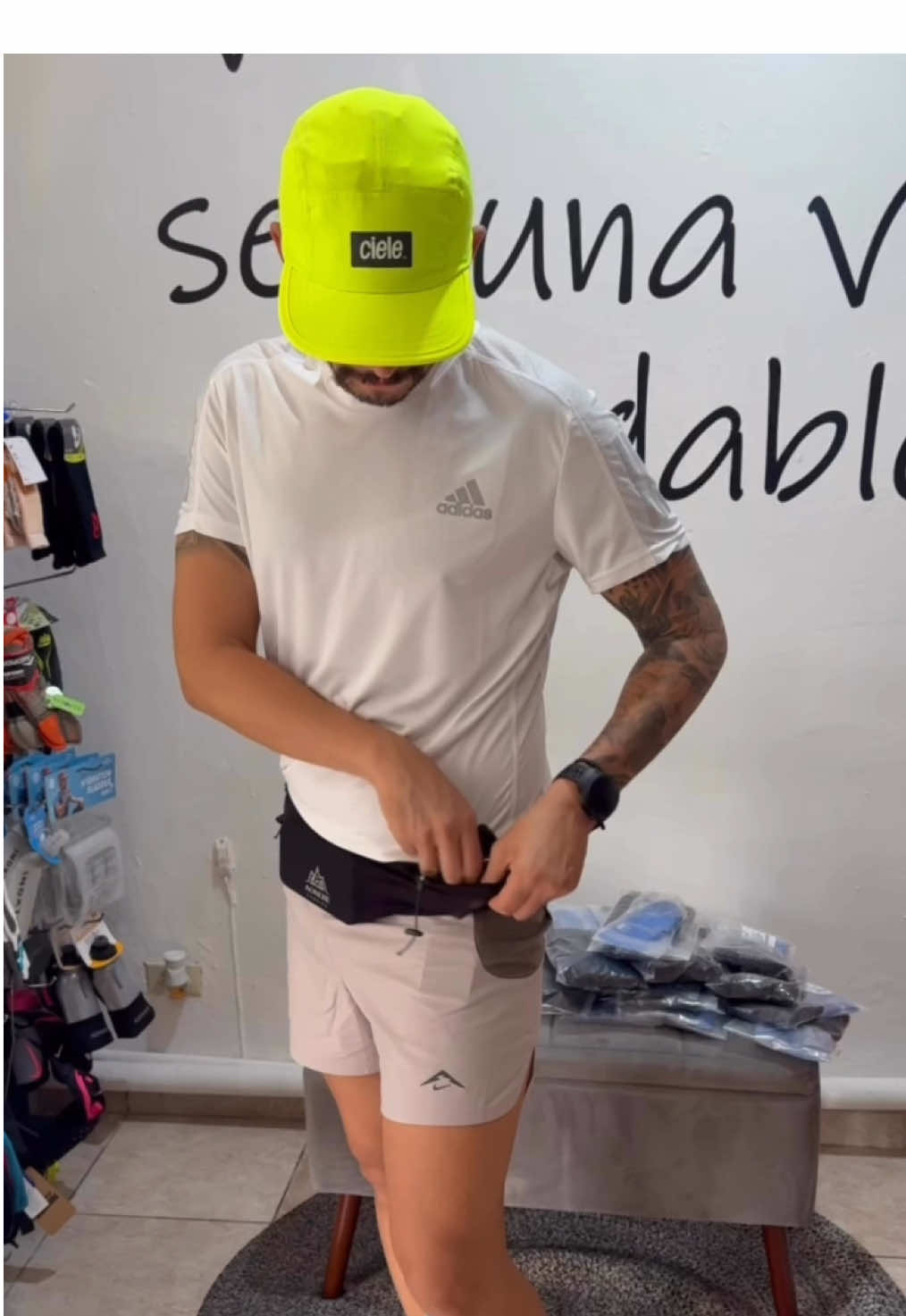 AONIJIE Hydration Belt Waist Pack TrailRunning + Softflask 250ML ☑️Al frente:Teléfono móvil, tarjetas y llavero.Alternar Dorsal de carrera. ☑️Rayas reflectantes,estiramiento en 4 direcciones Ligero y transpirable. ☑️Parte trasera:Softflask 250ML Bucles para bastones de TrailRunning. ☑️Bolsillos para suministro de geles energético. ✅Incluye Softflask 250ML. ☑️Fabricado: 85% nailon, 15% elastano. 🏷️$33.00 Tomatelo con calma, todos nuestros productos son sujetos a cambios 💱 📲Busca en nuestro catálogo nuestra variedad de diseños: https://vercatalogo.com/hapyrunning/products/by-category/apcui 📍Ubícanos en Colonia San Benito Calle las palmas 139 atrás de zona rosa ⏰Horarios:Lunes a viernes de 10:00 AM a 6:00 PM Sábados 9:00 AM 5:00 PM 📞WhatsApp +503 6936-9634  🚚Envíos a nivel nacional 🎽Que tu PR sea una vida saludable HAPY#Running #vidasaludable 