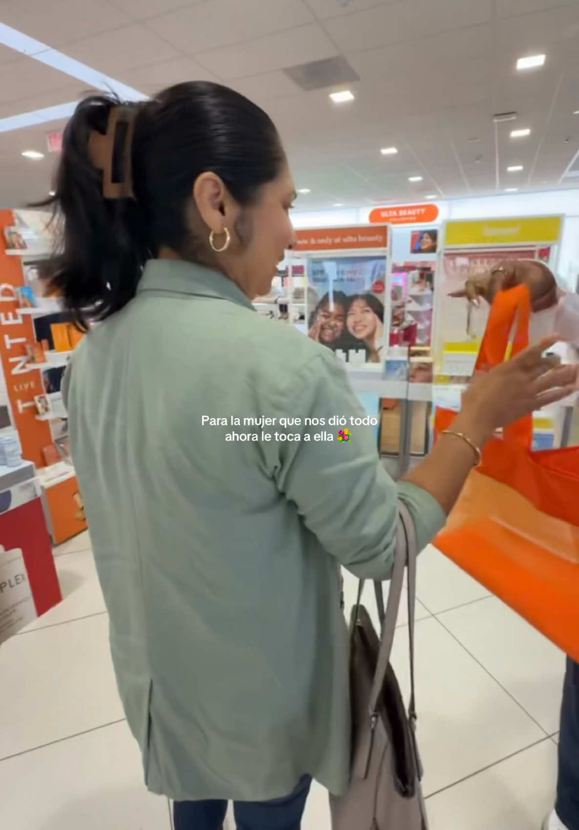 I owe my mom the world, but we’ll start with a shopping spree 🥹💖🫶🏽 happy Mother’s Day mama! Te mereces el mundo entero y espero poderte lo dar 🥹 #fyp #mothersday #mothersdaygift #ShoppingSpree #shoppinghaul #skincare #mom 