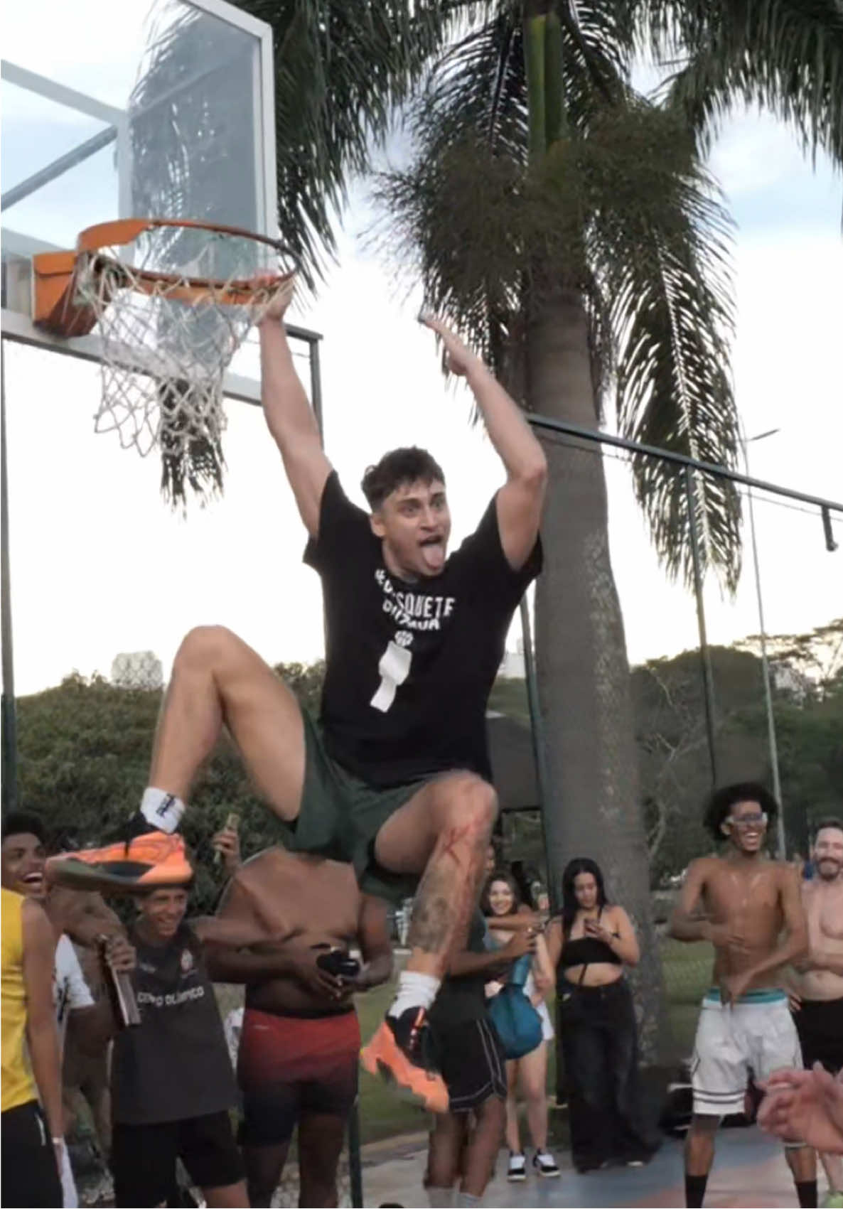 Brazil 1v1 got CHIPPY😈 🇧🇷 @Victão do Basquete Pra Vida #streetball #basketball #mattkiatipis 