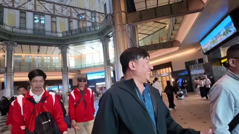 Những ngày ở Tokyo trở nên thật ý nghĩa và trọn vẹn khi tôi có dịp đồng hành cùng anh Yasuno Dong – một Huyền đai Nghĩa Dũng Karate-Do, hiện đang sinh sống và làm việc tại Nhật Bản. Dù là giám đốc một công ty công nghệ phần mềm, anh lại khiến tôi ngỡ ngàng bởi sự am hiểu sâu rộng về văn hóa, lịch sử và đời sống Nhật Bản. Trong những ngày tham quan, anh không chỉ là người bạn đồng hành mà còn như một hướng dẫn viên chuyên nghiệp, giúp tôi khám phá Tokyo bằng góc nhìn vừa tinh tế vừa chân thành. Sắp tới, chuỗi video ghi lại hành trình đáng nhớ này sẽ được chia sẻ trên kênh YouTube Loi Tran Karate – nơi lưu giữ những khoảnh khắc đẹp và tinh thần võ đạo lan tỏa qua từng bước chân. #loitrankarate #xuhuong #viral #hottrend #