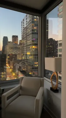 The perfect city doesn’t exi- oh but she does 😉 #chicago #apartment #apartmenttour 