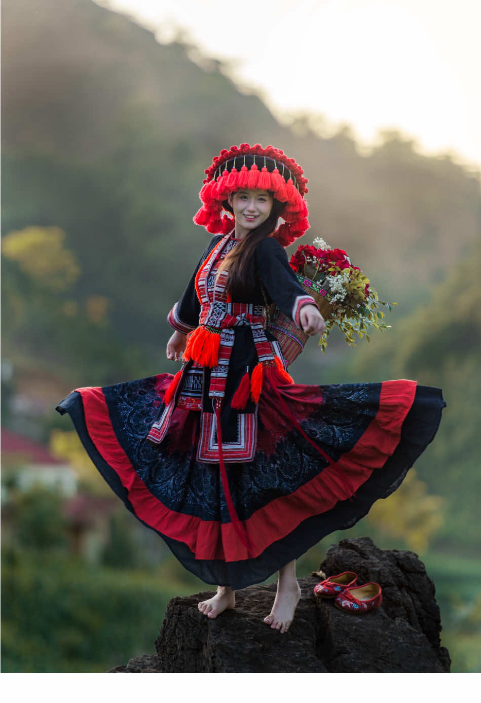 Đồng bào Dao đỏ ưa chuộng dùng màu rực rỡ để trang trí trên khăn, cổ áo, nẹp ngực, tà áo và gấu quần… Các loại hoa văn trên trang phục của người Dao đỏ đã trở thành những biểu tượng phản ánh nội tâm, phong tục tập quán, phản ánh thế giới quan, nhân sinh quan của đời sống cộng đồng. Qua con mắt thẩm mĩ, người Dao Đỏ đã đưa những thứ tồn tại trong tự nhiên tưởng chừng như rất đơn giản thành các loại hoa văn để trang trí trang phục. Cỏ cây, hoa lá, hình chim thú, hình con người được người ta tái hiện lại trên trang phục một cách tinh tế và lung linh nhất.  Điểm nổi bật trên bộ trang phục người Dao đỏ chính là màu đỏ nổi bật của chiếc khăn, của các hàng tơ tằm màu đỏ được đính ở nẹp áo. Chúng giúp ta liên tưởng đến những bông hoa rừng rực đỏ. Trang phục người Dao đỏ được dệt từ sợi cây bông. Tuy nhiên từ xa xưa người Dao đỏ chỉ trồng bông rồi mang bông đi đổi lấy vải về nhuộm chàm, khâu thêu thành trang phục. Ngày nay tuy nền kinh tế thị trường phát triển nhưng nghề thêu thổ cẩm và may những bộ trang phục truyền thống của người Dao đỏ vẫn được đồng bào bảo tồn và phát triển. Những bộ trang phục truyền thống vẫn hiện hữu trong cuộc sống đời thường.#bansacdantoc #dantocdaodo #sapa #làocai 