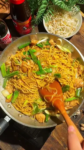 [COMIDA CHINA PARA LLEVAR PT. 1: Chow Mein de pollo] Decidí partir una serie de platos típicos del “take away” gringo de platos chinos que la verdad a mí me encantan. Y siento que son tan fácil y ricos que merecía una serie. Hoy día un clásico: el Chow Mein de pollito. Aquí les dejo los ingredientes. La parte más importante: la salsa y el jengibre. Háganme caso. Ingredientes: - 300 gr. de fideos. - 500 gr. de pechuga de pollo. - 3 cebollines. - 1 cdta. de jengibre. - 1 diente de ajo. - Diente de dragón. Salsa: - 1/4 taza de salsa de soya (yo siempre ocupo @gourmetchile). - 1/2 taza de agua. - 2 cdas. de salsa de ostra. - 1 cdta. de aceite de sésamo (opcional). - 1/2 sobre de caldo de gallina de @gourmetchile (esto me da MUCHO sabor). - 1/2 cebolla.
