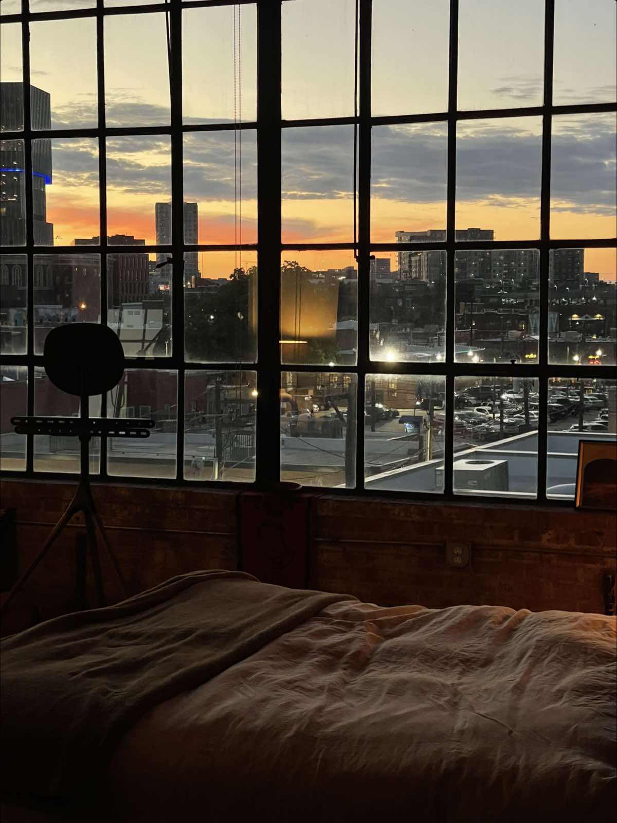 Quick Sunday refresh ☀️ #loft #fyp #loftapartment #aesthetic #design #apartment #homedecor #designinspiration #interiordesign #apartmenttherapy #dallas #sundayreset 