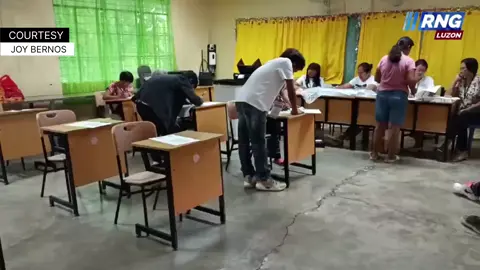 IBA ANG NAGSHASHADE?  Sinita ang diumanoy pagshashade ng dalawang Poll watcher sa balota ng dalawang senior citizen na bumoboto sa isang presinto sa Brgy. Gaddani, Tayum, Abra. Ayon sa nagvivideo, mayroong di umanoy mga election paraphernalia sa loob ng presinto at hindi ginagamit ang ballot secrecy folder.  Sinita naman ng Electoral Board ang babaeng nagvivideo dahil ipinagbabawal ang pagkuha ng video o larawan sa loob ng presinto.