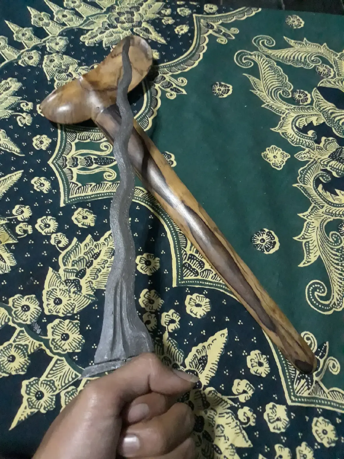 Keris Jaruman dalam budaya Jawa memiliki makna yang kaya dan kompleks, mencakup aspek spiritual, sosial, dan filosofis. Secara umum, keris Jaruman melambangkan kekuatan, keberanian, dan kebijaksanaan dalam kehidupan sehari-hari. Selain itu, keris juga dapat menjadi simbol identitas budaya, status sosial, dan penghormatan kepada leluhur.  #keris  #kerisindonesia  #kerispusaka  #kerispusaka  #kerisjawa  #pusaka  #indonesia  #kerisjaruman 