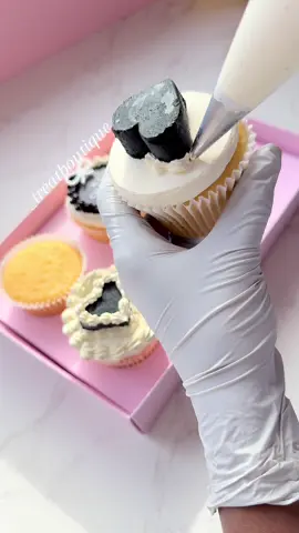 🤍🖤 . . . . #treatboutique #cupcakereel #cupcakepiping #buttercreampiping #smoothbuttercream #howto #foryou #buttercreamfrosting #cupcakedecoratingvideo #cupcakedecorating #tutorials #satisfying #dessert #pintrest #buttercreampipingtutorial #fyp #explore #bakedgoods #trendingcakes #reeltrending #fypviralシ #foodphotography #dessert #cupcakesofinstagram #buttercream #canberra #cupcaketrend #googong #canberramum #canberraeat