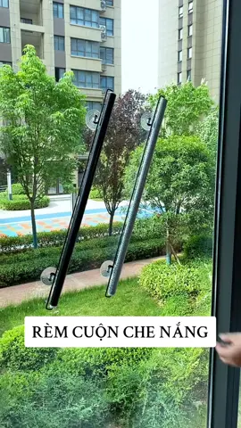 Lắp đặt rèm che nắng có thể thu vào trên cửa sổ nhà bạn để cách nhiệt và bảo vệ khỏi ánh nắng mặt trời mà không ảnh hưởng đến ánh sáng 