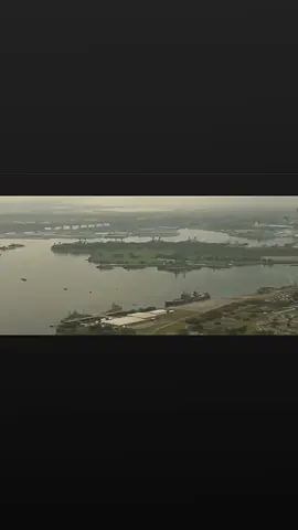 Penyerangan Pearl Harbor adalah serangan dadakan yang dilakukan oleh Angkatan Laut Kekaisaran Jepang terhadap Armada Pasifik Angkatan Laut Amerika Serikat yang tengah berlabuh di Pangkalan AL Pearl Harbor, Hawaii, pada hari Minggu pagi, 7 Desember 1941. Serangan inilah yang memicu keterlibatan Amerika Serikat secara langsung di dalam Perang Dunia II. Serangan dimulai sekitar pukul 07:38 pagi waktu Hawaii.Pangkalan AL Amerika Serikat di Pearl Harbor diserang oleh setidaknya 353 pesawat tempur, pesawat pembom, dan pesawat peluncur Torpedo dari AL Jepang, dalam 2 gelombang serangan, yang diberangkatkan dari 6 kapal induk AL Jepang. #fyp #foryou #jepang #sejarahdunia #lelakicadangan 