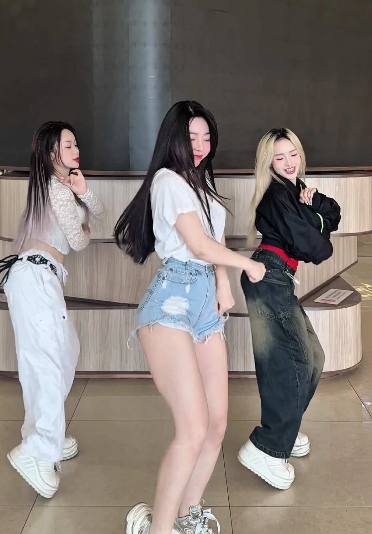 Up nốt vs 2 bé @Lùn mà cháy 🔥 😌 dc:??? #uyenmyy #uyenmy #dancechallenge 