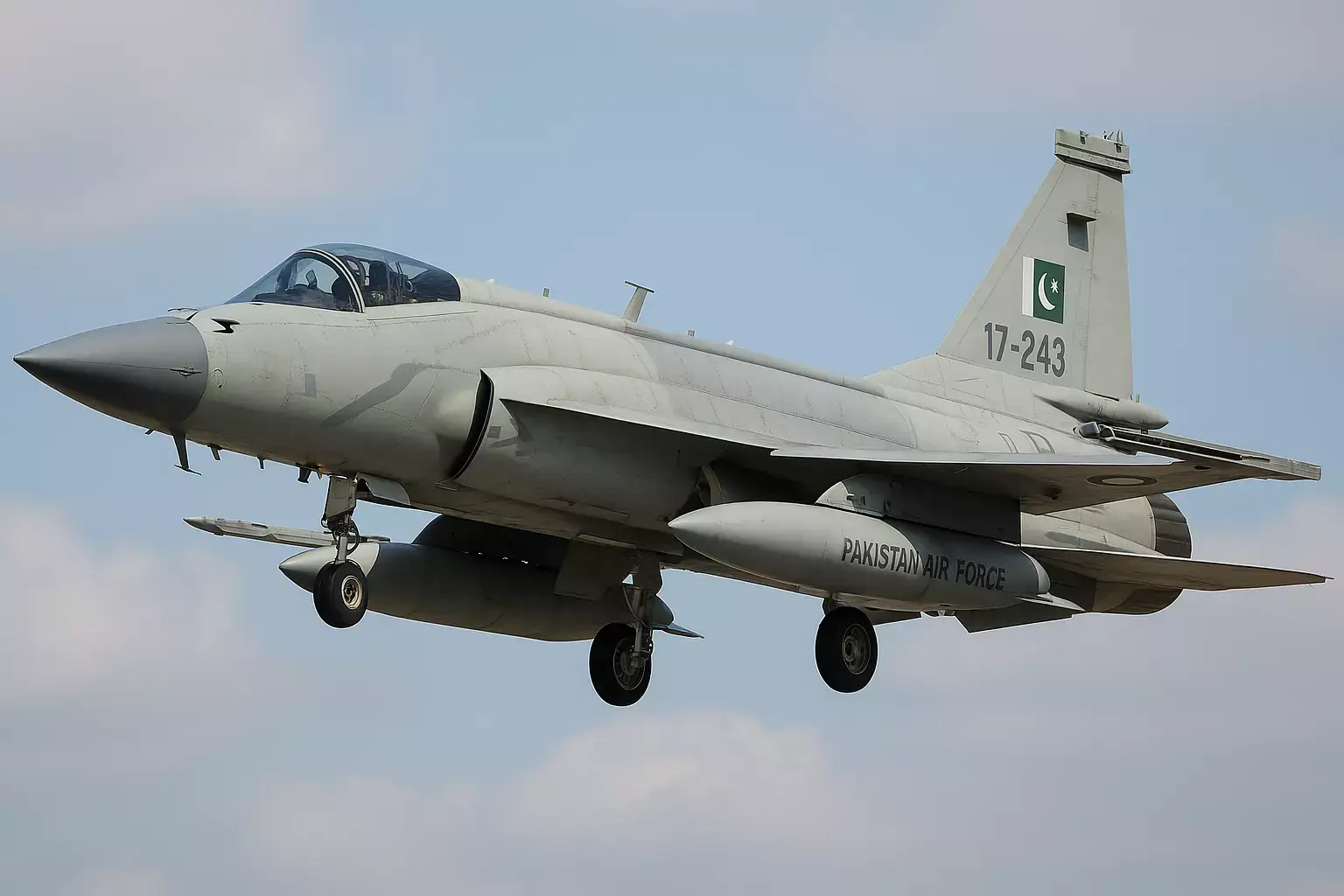 ✈️ فضاؤں کے شاہین — JF-17 تھنڈر 🇵🇰 پاکستانی مہارت، خود انحصاری اور جرات کا نشان! 