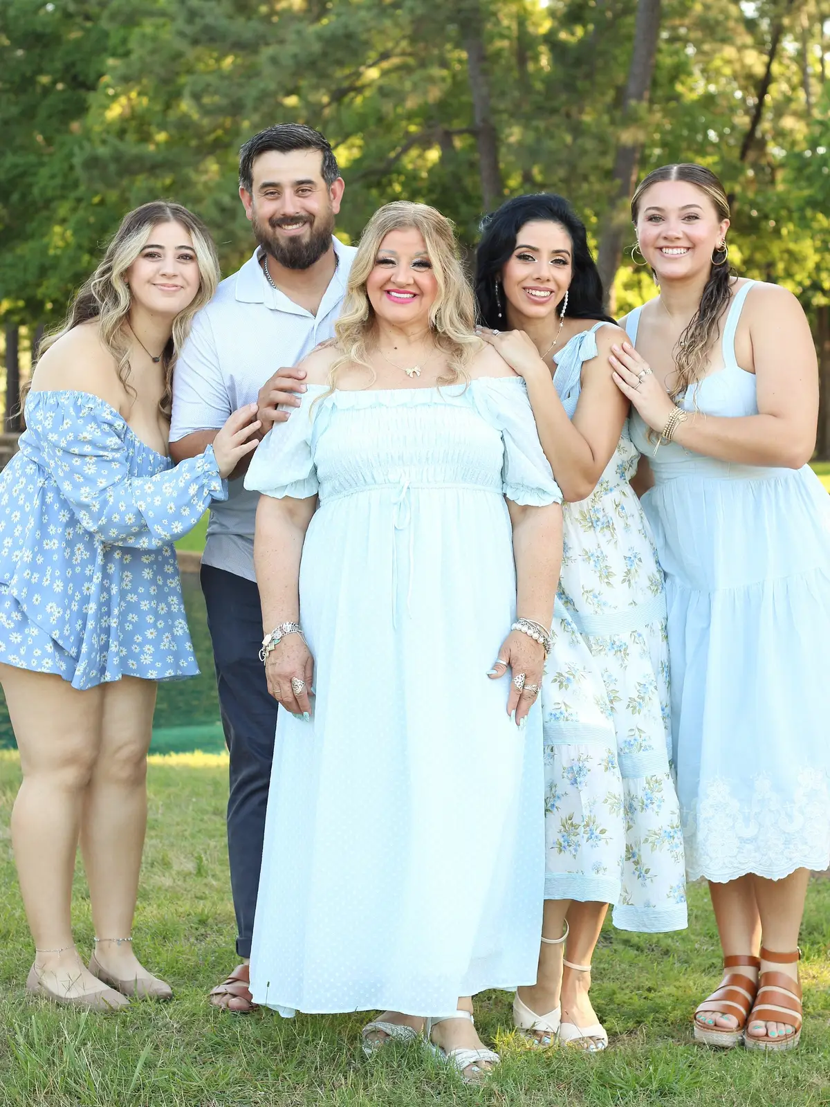 My mom told me she wanted pictures with all her kids & of course we made it happen!  IG 📸 Sparklesshoots #family #mothersday #3generations #Siblings 