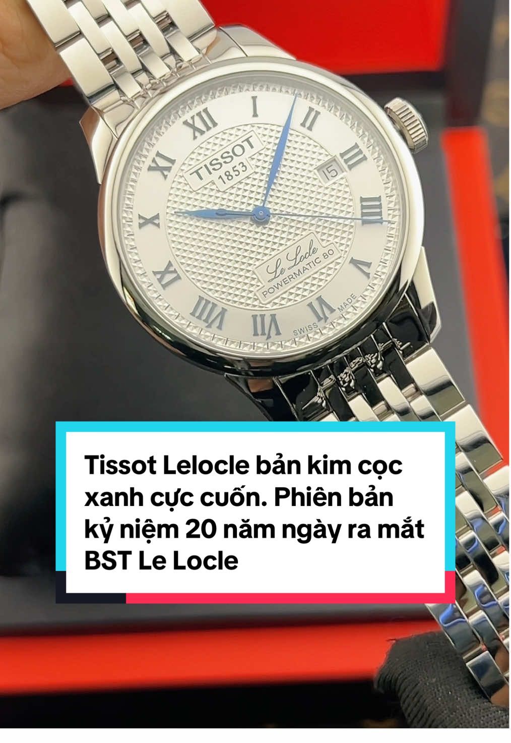 Tissot Le Locle 20th Anniversary T006.407.11.033.03 siêu hiếm  Phiên bản kỷ niệm 20 năm ngày ra mắt bst Le Locle trứ danh của hãng Thiết kế đặng biệt với kim cọc màu xanh nổi bật Size 39.3 – mỏng 9.7mm Kính saphire nguyên khối Máy Power80 với 80h trữ cót Chống nước 30m Hàng siêu lướt 99.69% fullbox 2 dây zin, tặng kèm box da du lịch của hãng