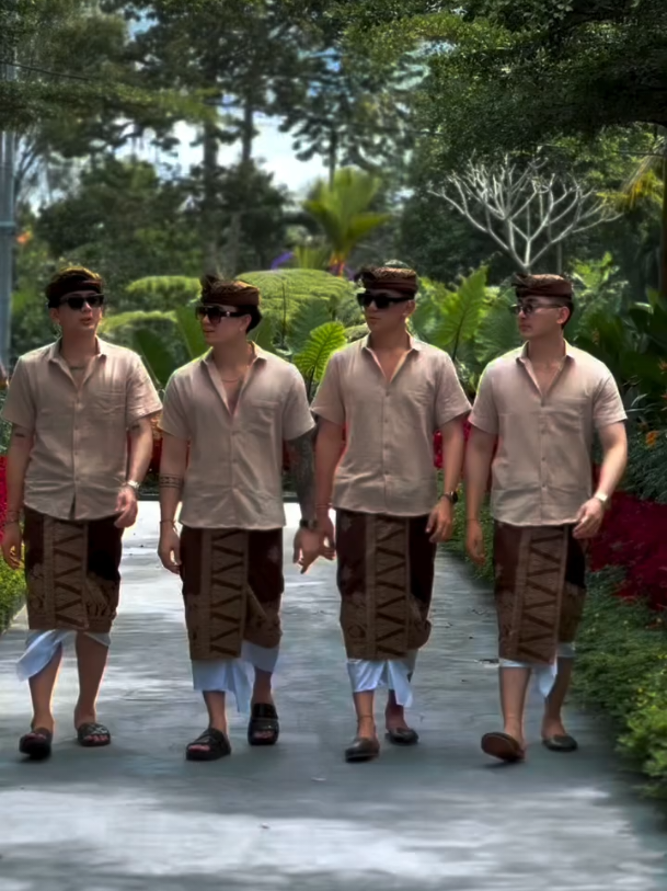 Pesona Cowo Bali 😎🔥 • •• ••• #fyp #page #foryou #masukberanda #berandatiktok #model #busana #fashion #adatbali #cool #keren #trending #tiktokindonesia 