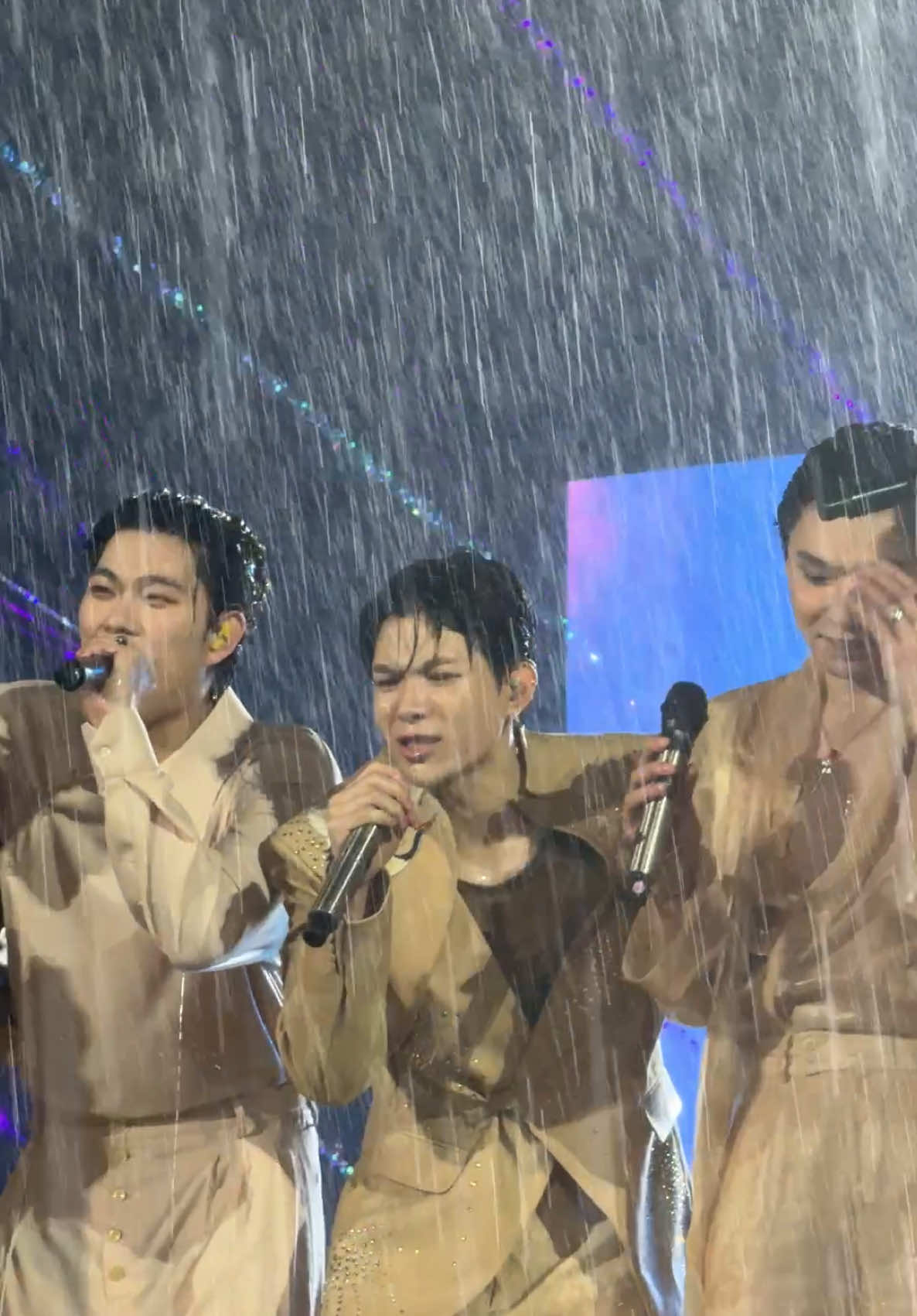 Bao lời con chưa nói. Mưa quá trời không thể quay full đc 😭#atshconcertday6 #atus #anhtu #songluan #quangtrung #duongdomic #atsh #anhtraisayhi #atshconcert #concertanhtraisayhi #tiktokviral #tiktokgiaitri #fyp #xuhuong #sanvandongmydinh 