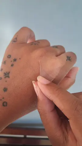 asli satisfying bangett, btw untuk bisa ngelupas kaya gini aku pake kira2 3harian ya @Shanika_gallery @Neil Skin Official 
 #Neilskin #Shanikagallery #Ahaneilskin10% #Highdoseadvancewhitening #vampireblood 
 #whiteningbooster #bodybooster #ahawhiteningserum #ahabodyserum 