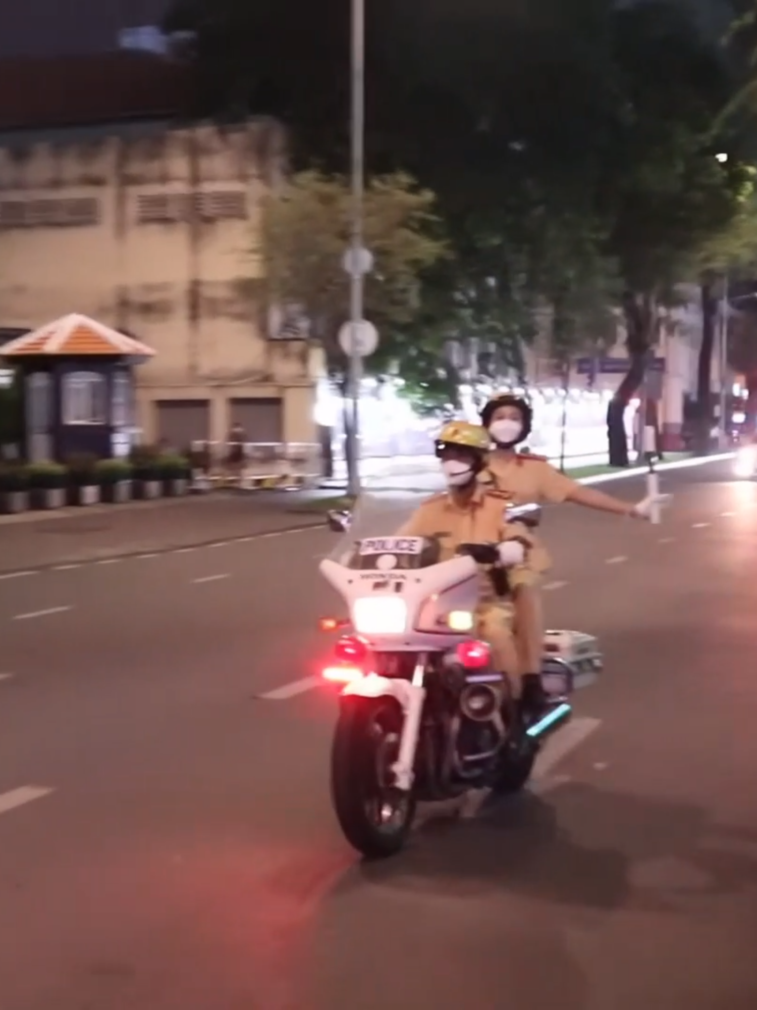 CSGT dùng Goldwing nẹt pô, la khản cổ khi dẫn đoàn #tiktok #qdndvn #anhchannuoi #quantrieudinh #csgt #dandoan