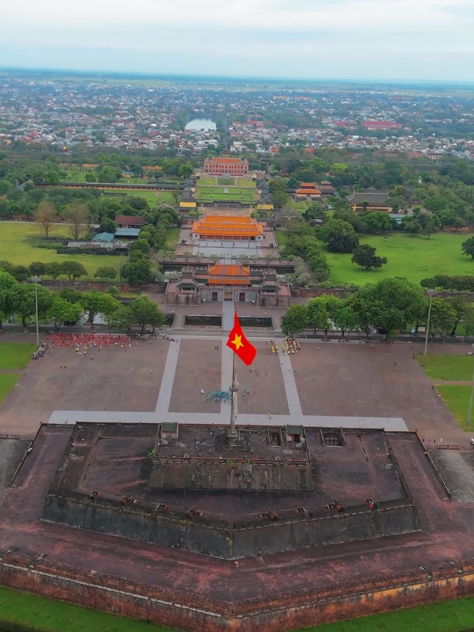Kinh Thành Huế | Trải nghiệm bay cùng lịch sử Lần đầu tiên được bay flycam và tận mắt toàn cảnh Kinh Thành Huế từ trên cao – cảm giác như đang du hành về quá khứ! Tường thành rêu phong, lối đi cổ kính, từng chi tiết đều mang đậm dấu ấn triều Nguyễn. Một di tích không thể bỏ qua khi đến Huế – vừa hùng vĩ, vừa trầm mặc giữa lòng phố cổ. #KinhThanhHue #TraiNghiemHue #HueTravel #FlycamHue #DiTichLichSu #VietnamHeritage #CheckinHue #vanhoa #mythtravel #mythflycam #flycam 
