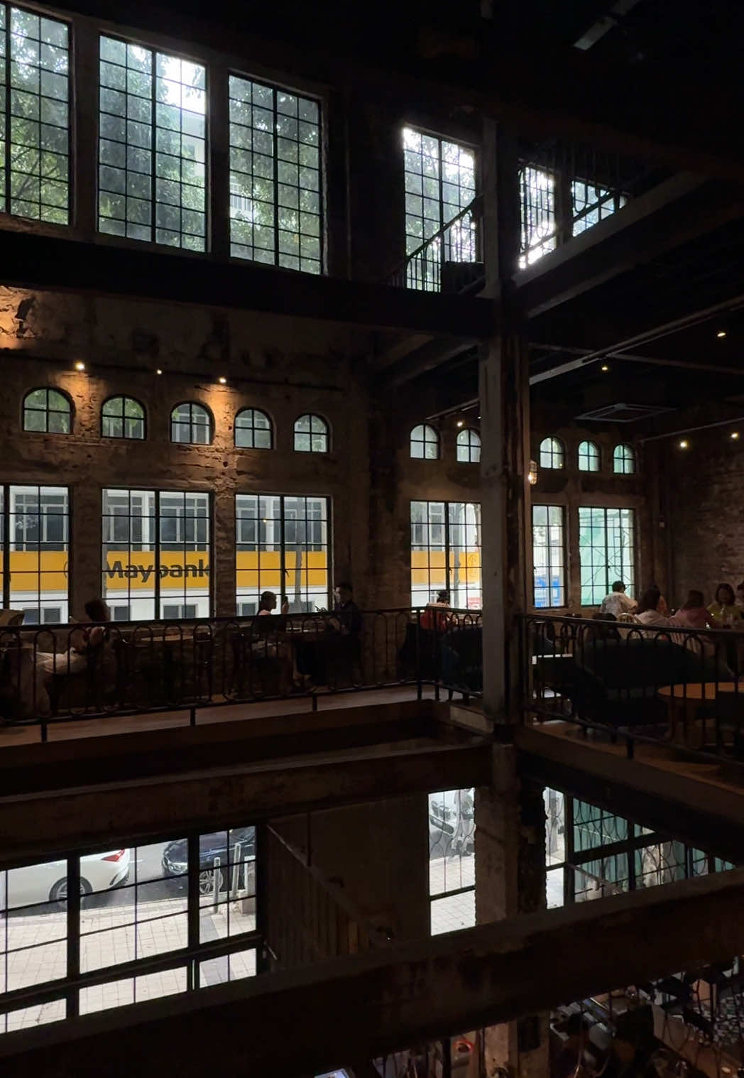 📍 Light Capture Cafe by H.O.N The old building at Jalan Tun H.S Lee turned into an industrial style concept cafe. Around 5 mins walk from Masjid Jamek LRT Station. The cafe ambience is top notch with the loft architecture design. It feels even more nostalgic & comfort at the same time during raining over here 😅  #lightcapturecafe #klcafe #aestheticcafe #warmththerapy #industrialdesign #loftstyle #architecture #cafehopping #coffeeshopkl #mustvisitkl #klcoffeespots #klfoodie #malaysianfoodie #hiddengems #coffeetiktok #cafetiktok #fypage @Light Capture Cafe 