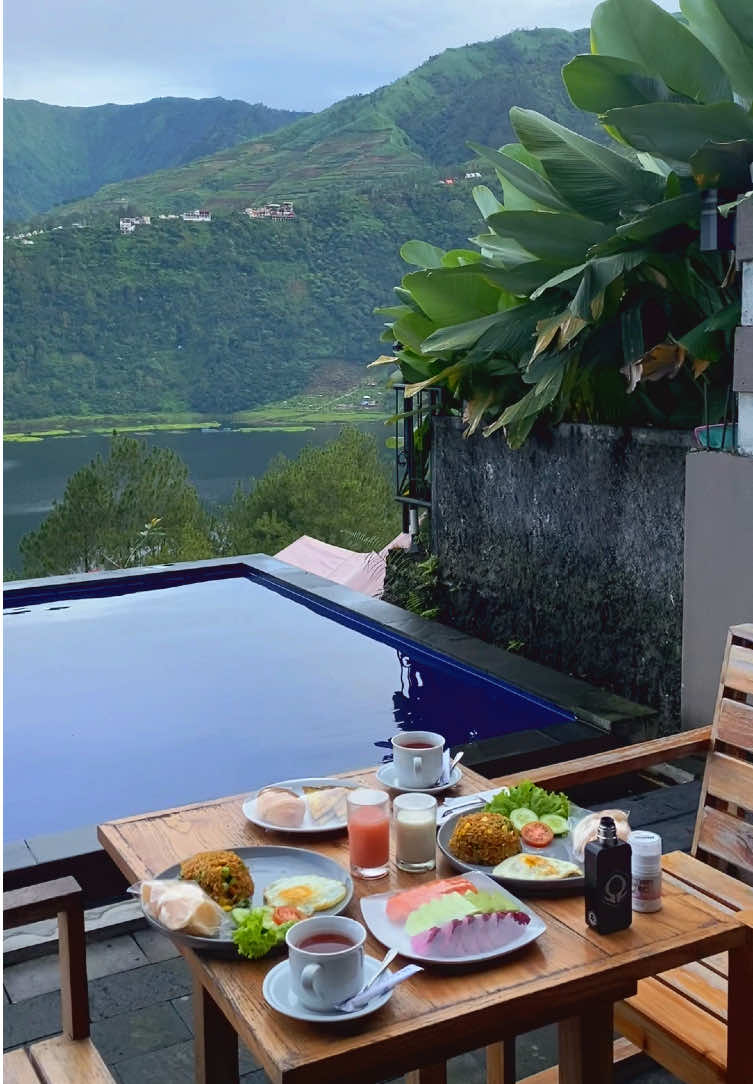Sarapan dengan view telaga menjer 🥹✨♥️ masyallahh #dieng #telagamenjer #diengwonosobo #edgepremiumhomestay 