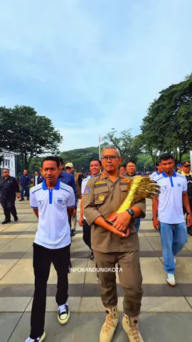 Tonton sampai akhir barudak! Begini kata Wali Kota Bandung M Farhan terkait konvoi Persib. .. .. #persib #persibbandung #ibk2025 #bandung #infobandungkota #ibkmedia 