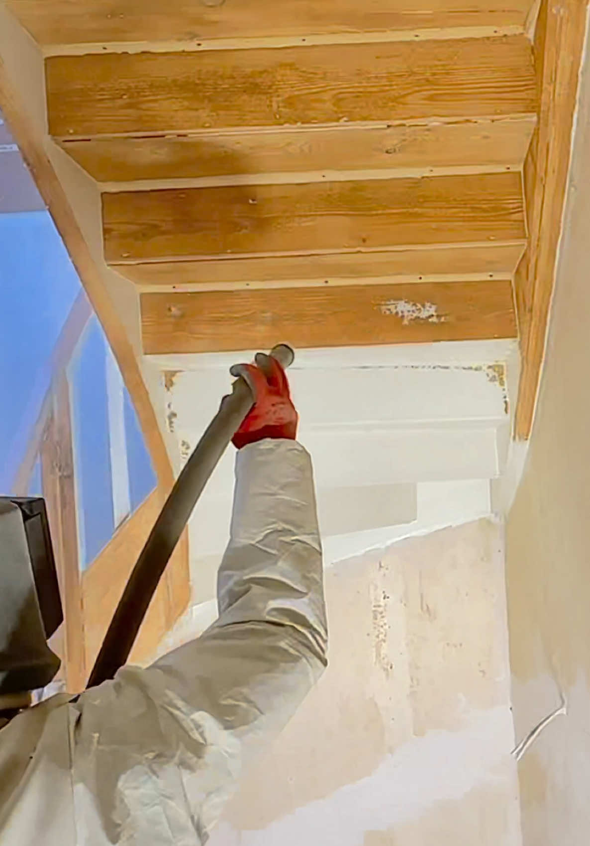 Holztreppe Sandstrahlen – Die Verwandlung beginnt!“ #HolztreppeSandstrahlen #Transformation #HandwerkLiebe 