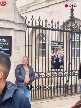 Man teases king’s guards and abuses people in the street #kingsguard #thekingsguard #fyp #uk #value #tiktok 