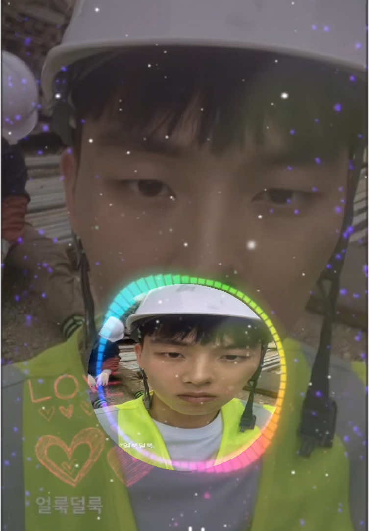 anh công nhân tập selfie 😝🤳🏻 #choihyunwook #최현욱 #02 #racketboys #behindthescenes 