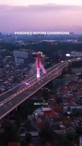 Bandung romantisna engke heula, nu penting ayeuna mah hurung heula. 🔥⭐️💙🏆 Visual Drone : @aamirudinn @helmiazmi_  #bandung #bandungpisan #bdg #bdgpisan #persib #persibbandung #persibjuara #pasopati #pasopatibandung 