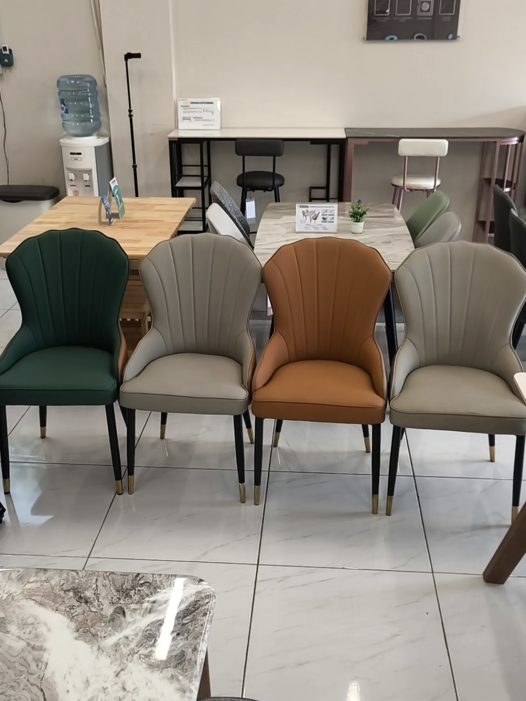 Italian Royal Crown Dinning Chair Kode : YZ12005 (Brown Khaki) YZ12006 (Grey-Dark Grey) YZ12007 (Green-Brown) YZ12008 (Cream-Brown) Kursi Premium Harga 999k Busa Super Empuk Sandaran Tinggi, Kulit Premium Anti Scratch, Kaki Besi Carbon Steel 🤩 yuk cekout di keranjang kuning 🛍️✨