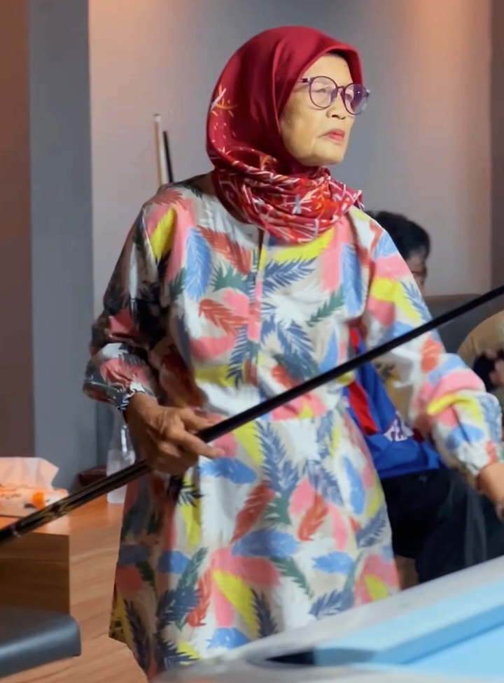 piww piww piww . . . . #nenekbilliar #nenekku #epic #menyalaabangkuh🔥 #fyp #viral #billiards #8ballpool #ballpool #jedagjedug #meledak #bandung #indo #densu #duniamanji @Anji MANJI 