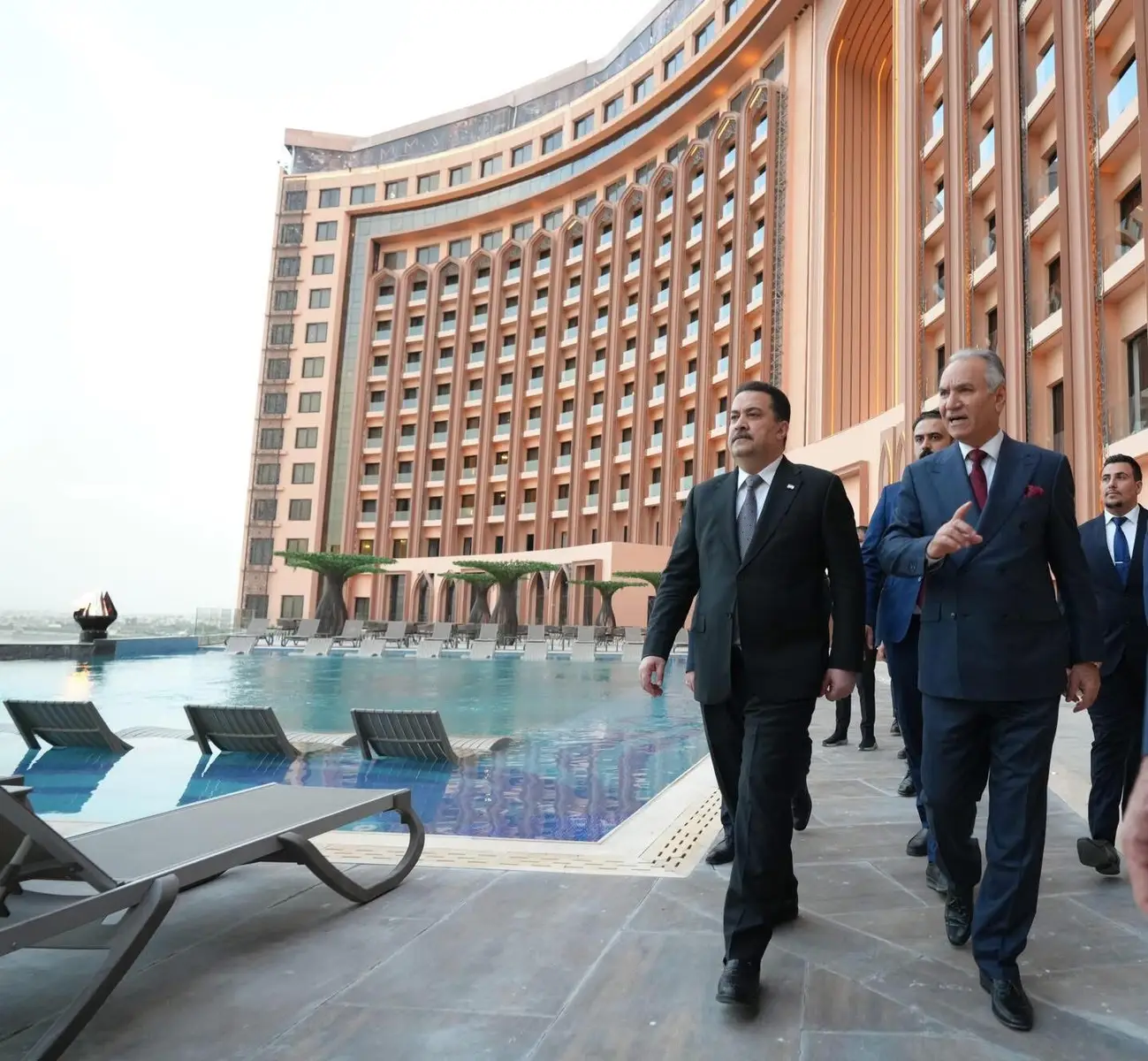 رئيس مجلس الوزراء السيد محمد شياع السوداني يزور فندق قلب العالم للاطلاع على التحضيرات الخاصة باستقبال الوفود المشاركة بالقمة العربية ••••••••••  أجرى رئيس مجلس الوزراء السيد محمد شياع السوداني،اليوم الأحد، زيارةً إلى فندق قلب العالم في العاصمة بغداد، وهو أحد الفنادق التي ستستضيف الوفود المشاركة في القمة العربية ببغداد.  واطلع السيد السوداني، خلال جولة أجراها في الفندق الذي يعد من أبرز المشاريع الفندقية الحديثة في العاصمة بغداد، على قاعاته وأروقته ومرافقه السياحية وما يتضمنه من تجهيزات وخدمات مميزة تليق بضيوف العراق. •••• 11- أيار- 2025 #رئيس_الوزراء_محمد_شياع_السوداني #القائد_العام_للقوات_المسلحه #العراق🇮🇶🇮🇶🇮🇶🇮🇶🇮🇶🇮🇶 