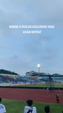 MBOH!!! UMAK KEBACUTT !! MBOK PIKIR EN  DULUR DULURMU LUAR KOTAAAA!! #aremania #aremafc #aremafcofficial 