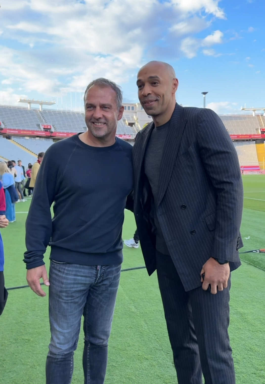 Everyone wants a pic with Flick 😍 #fcbarcelona #barçaontiktok 